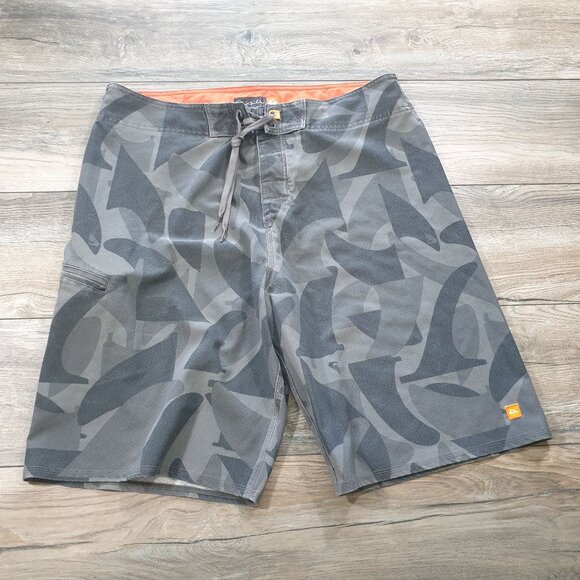 Quiksilver Men Gray Camo Board Shorts Size 36 Drawstring Pocket Swim Beach Surf - Picture 1 of 7